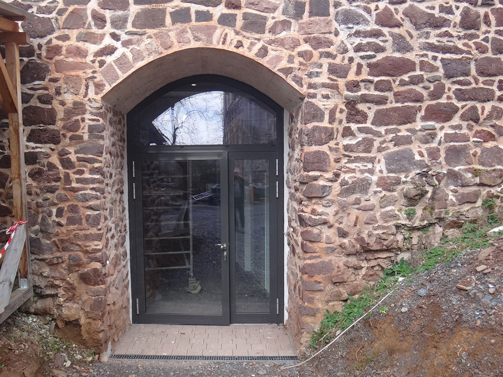 Eingangstürelement in Bruchsteinmauerwerk Gewölbekeller