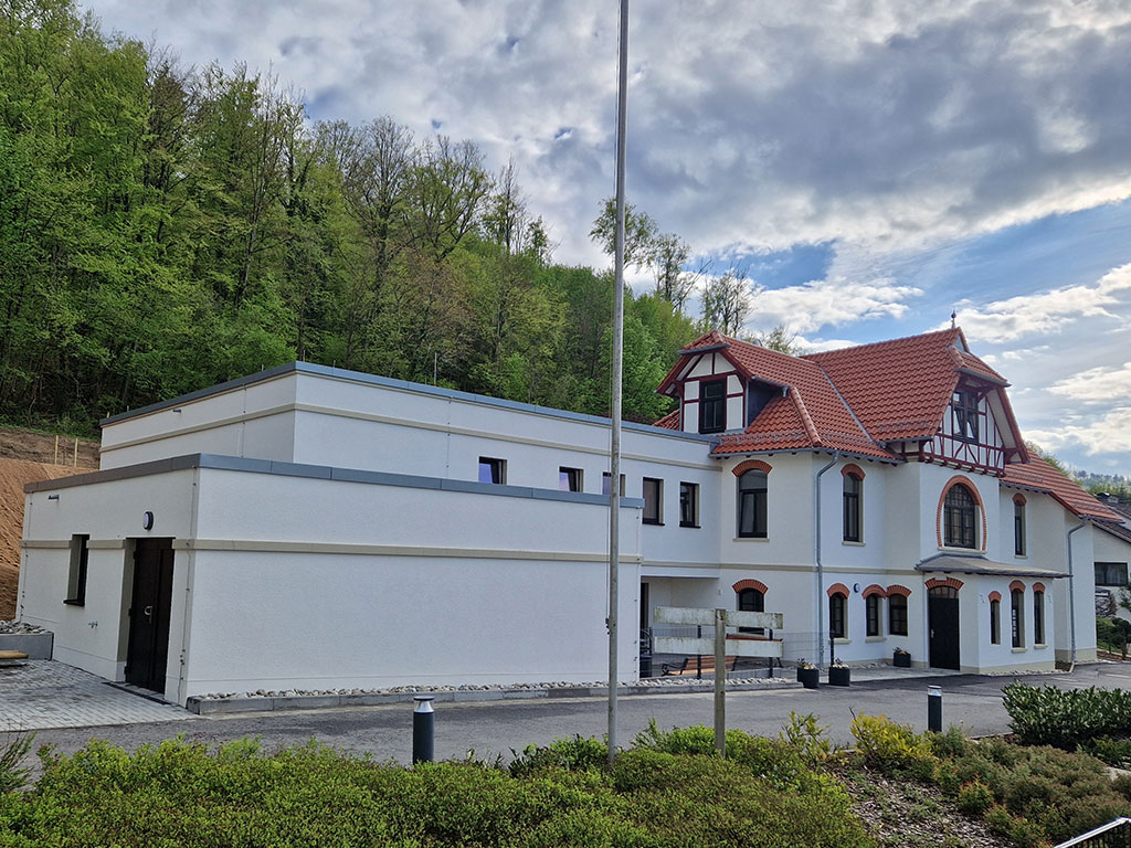 Ergotheraphie-Anbau-Neubau-Straßenansicht-Seitenansicht