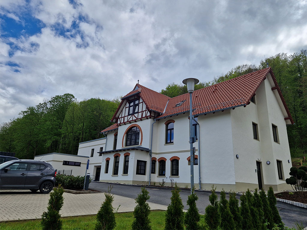 Ergotherapiehaus-Umbau-Sanierung-Pflegeheim-Straßenansicht