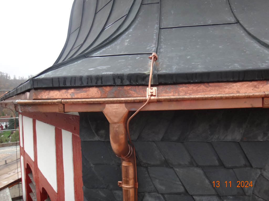 2024_Dachrinne-Kupfer-Blitzschutz-Kirche Sülzhayn Kupferdachrinne mit Fallrohr und Blitzschutz Kirche Sülzhayn