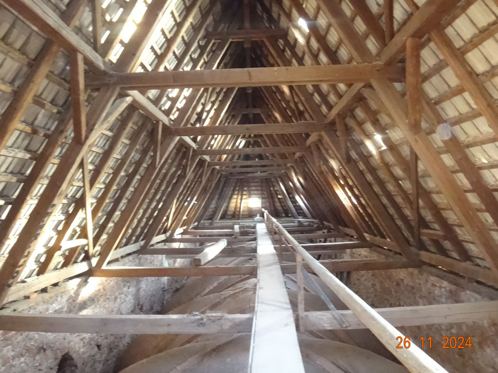 Dachstuhl-Hauptschiff-Tonnengewölbe Dachstuhl-Hauptschiff-Tonnengewölbe