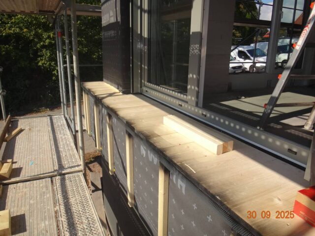 Tag 105_Diakonie Günzerode_Unterkonstruktion für Holzverschalung_Ausbildung Fensterbänke